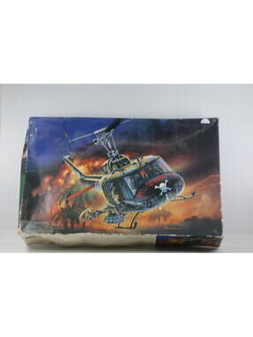 MRC 1/35 UH 1C HUEY GUNSHIP with 4 Figures Sealed